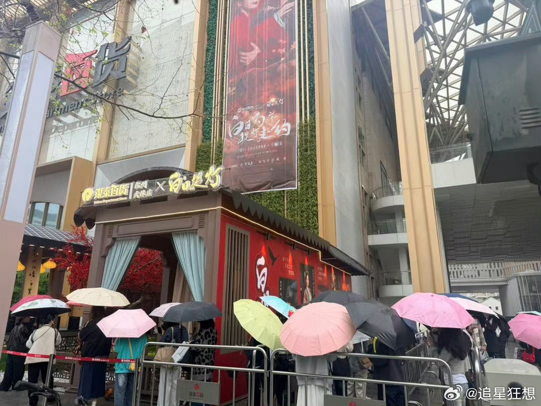 白日提灯首展线下好多人啊白日提灯杭州武林银泰百货因为这场首展，成了杭州最“出圈”