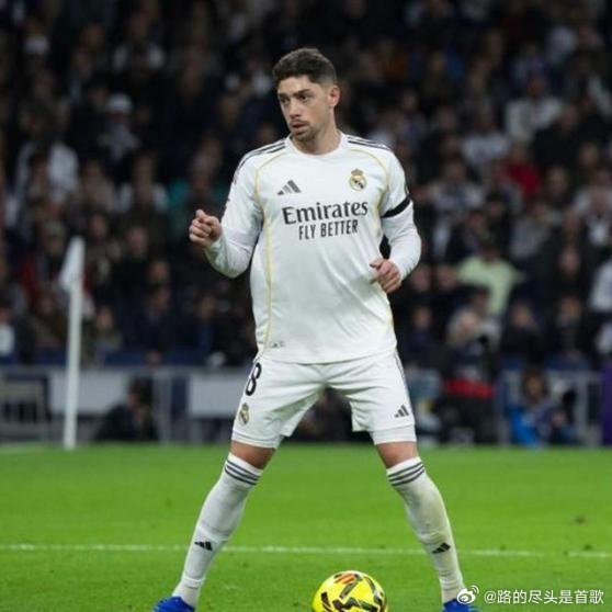 《豪门疯狂夜：居莱尔后场吊射皇马4-1，阿森纳2-0，曼城1-1惨遭爆冷》一场足