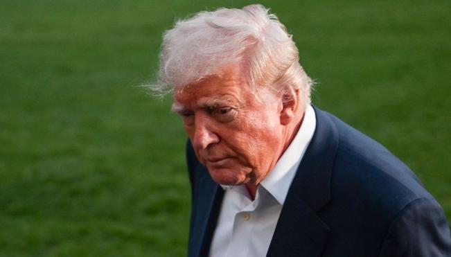 仗是他亲自拍板点的火，斩首命令也是他点头放行，开战头几天还在镜头前笑得轻松，一周