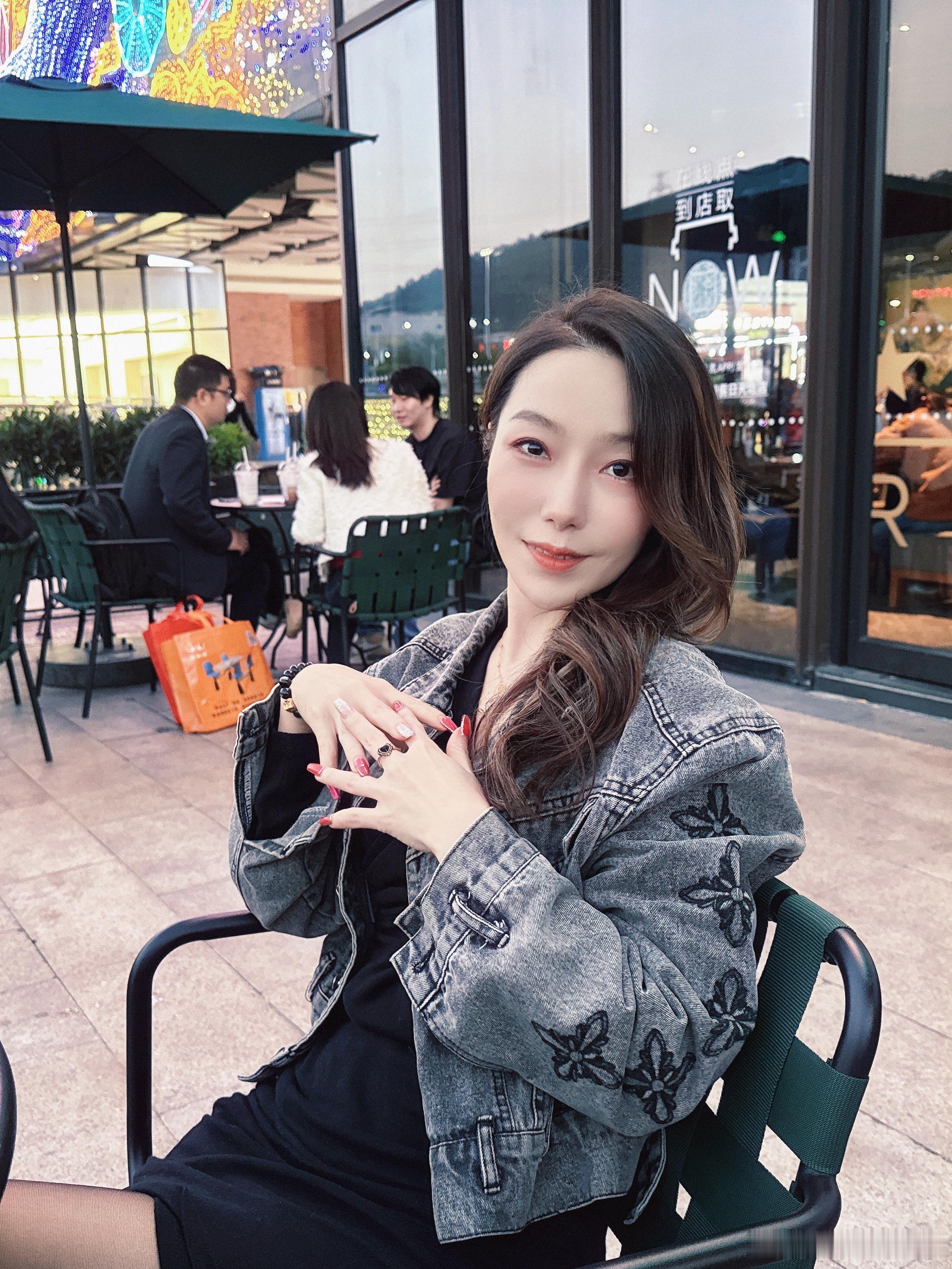 别人只是在生活，总有人在下定义。  ​​​