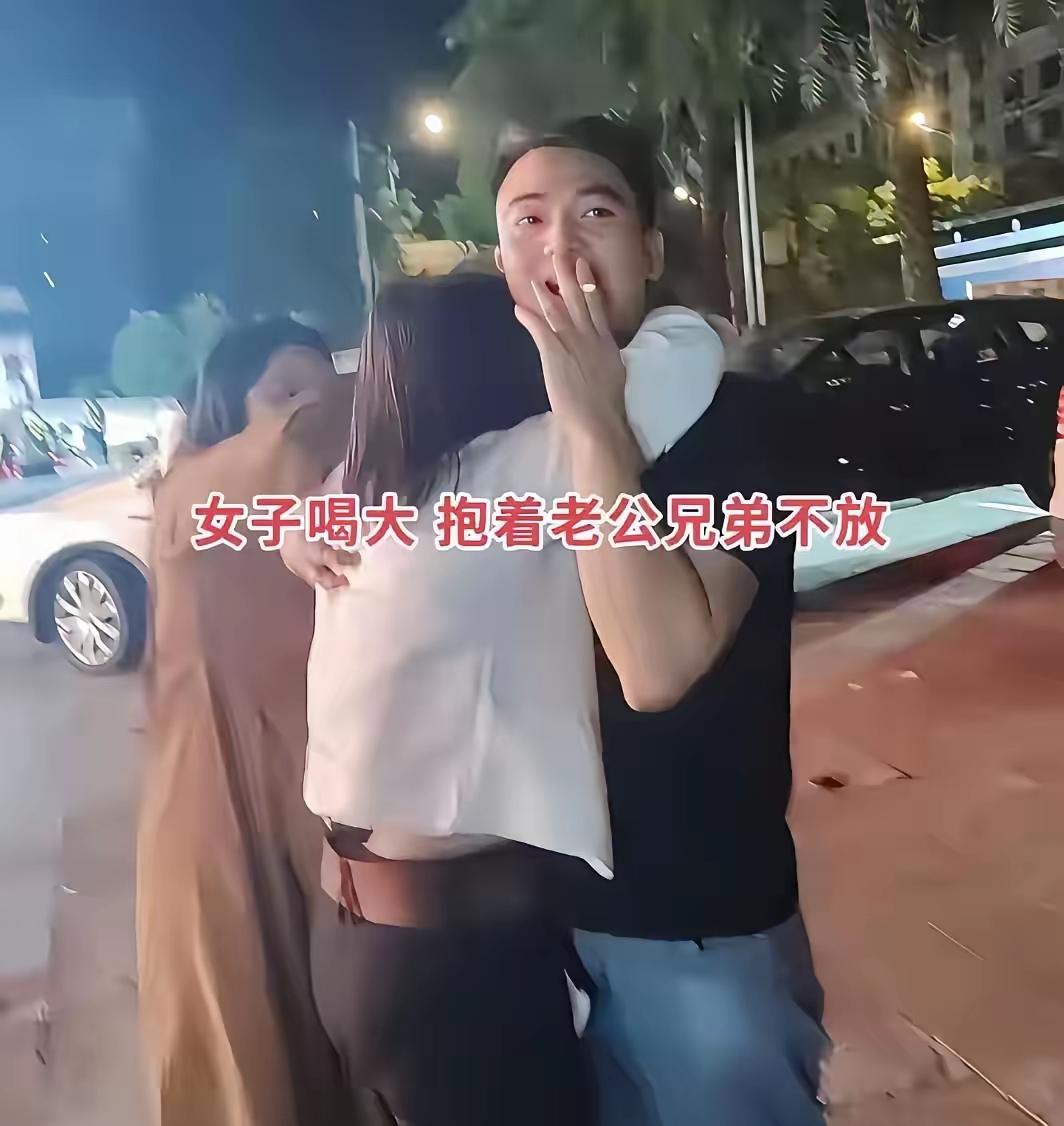 女子喝酒后这样做，在场的人都想不到，毫无底线的事开始了，什么风开始刮起来的？
5