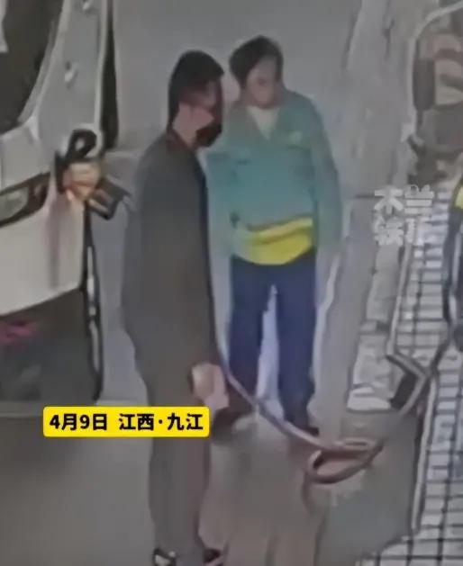 见过不要脸的，没见过这么“精致”的！开着一辆二手市场五六万就能拿下的老款路虎，戴