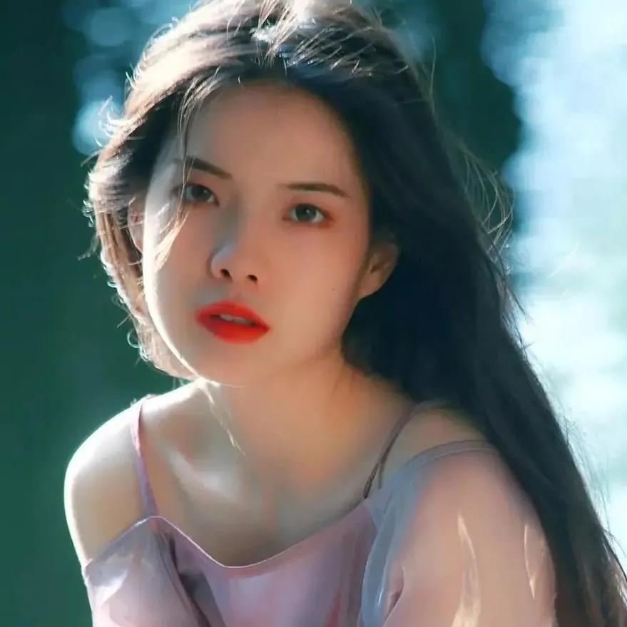 温柔少女，阳光下微笑少女感笑容 少女感微笑女孩 温柔美少女 少女的笑容 美少女的