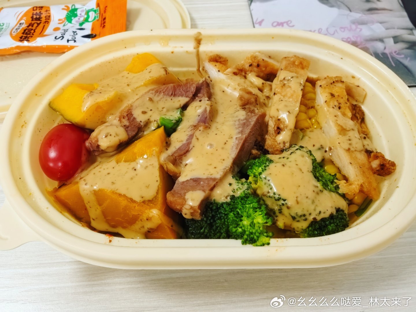 本来感觉这饭挺香的，一刷到首页，这饭根本吃不下，你们太会吃了谁再来点好饭