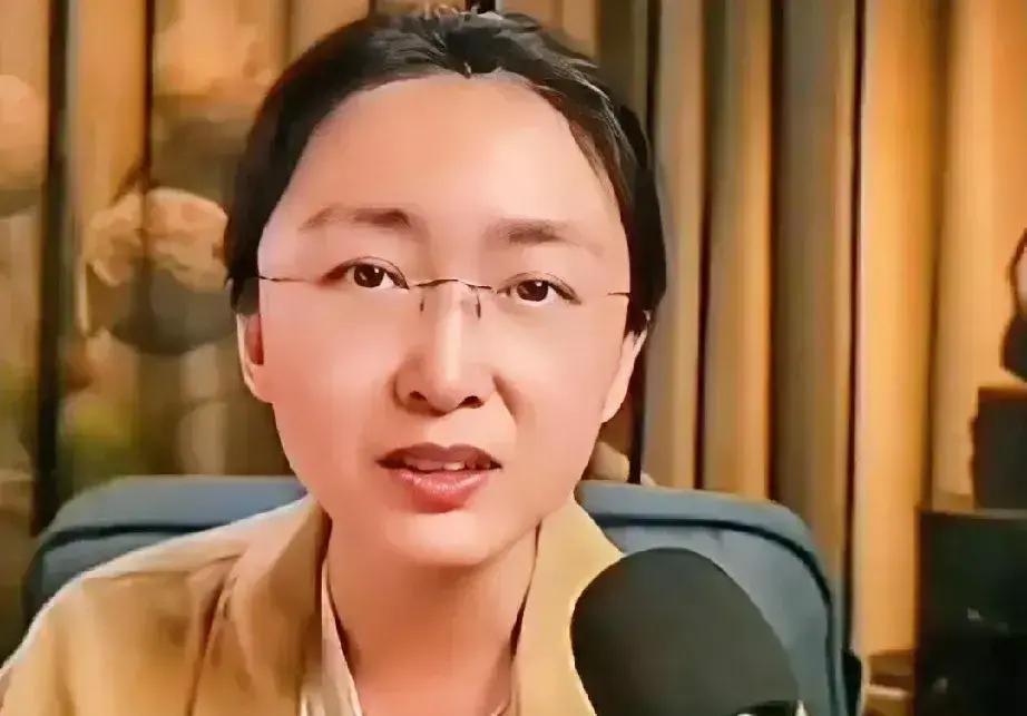 “蒙主又开播了！”
 
老粉一句弹幕，直播间瞬间挤爆。
 
别人带货像催债，她倒