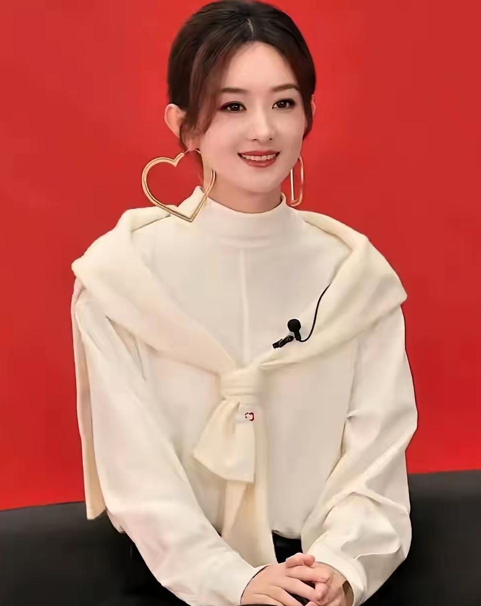 赵丽颖真的是个宝藏女人，在鄂尔多斯参加某品牌直播时被问到为什么四个月没进组，她说