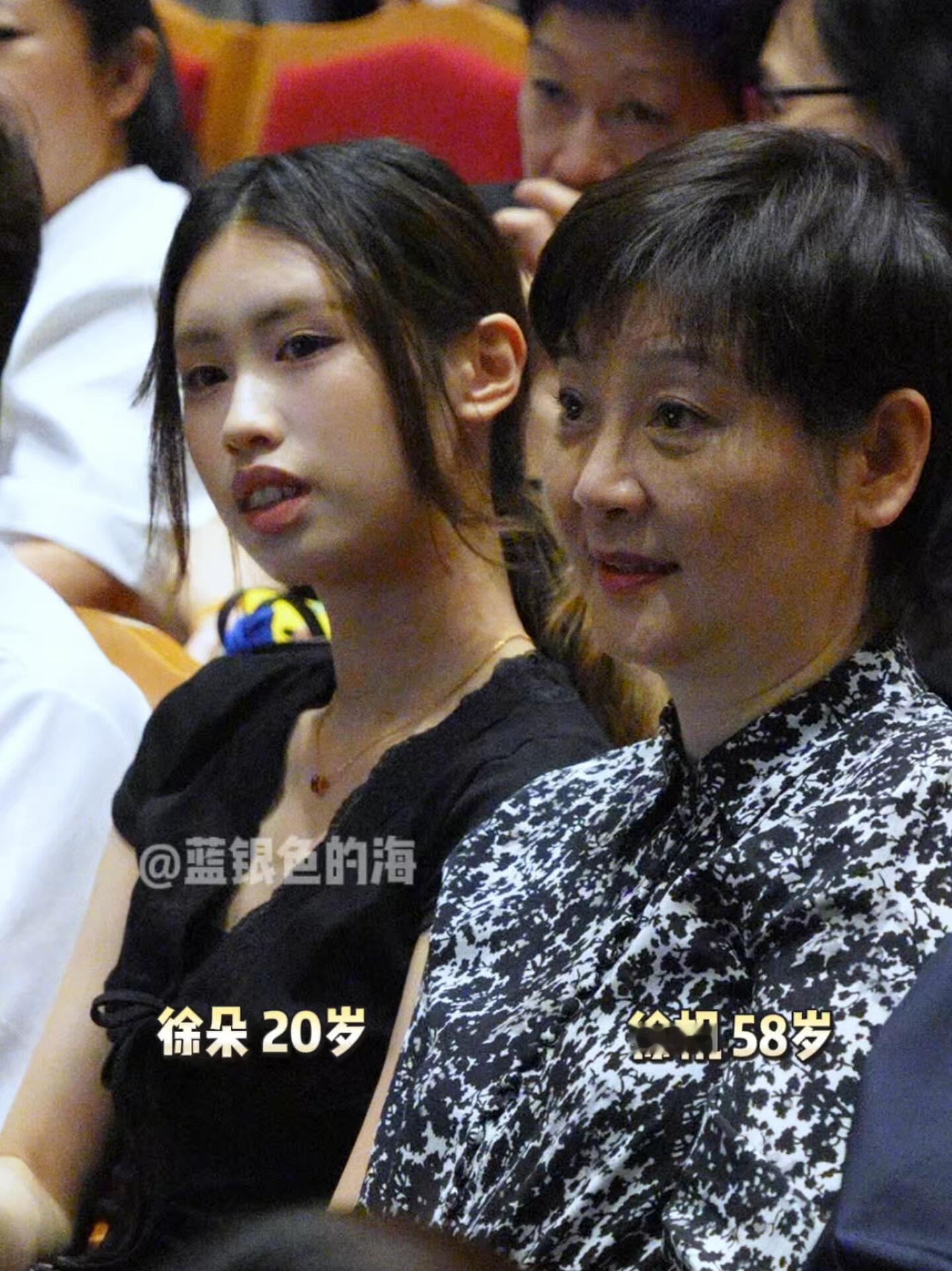 徐帆带着养女徐朵亮相冯小刚新片首映礼活动，不得不说这孩子跟父母长得挺像 