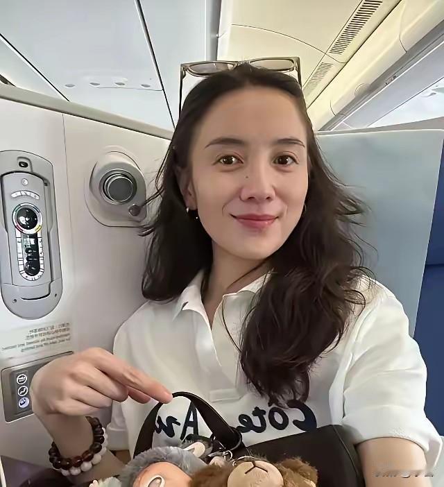 登机口的宋佳，随手一拍就是大片。
高挑身姿混血脸，这立体度也是没谁了。不随波逐流