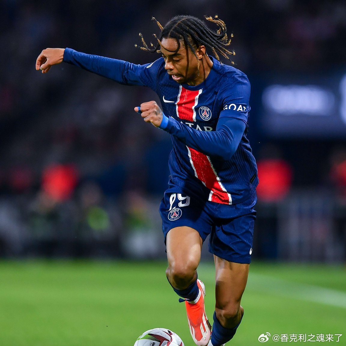 英国媒体talksports透露利物浦正计划以1亿英镑的高价收购巴黎圣日耳曼边锋