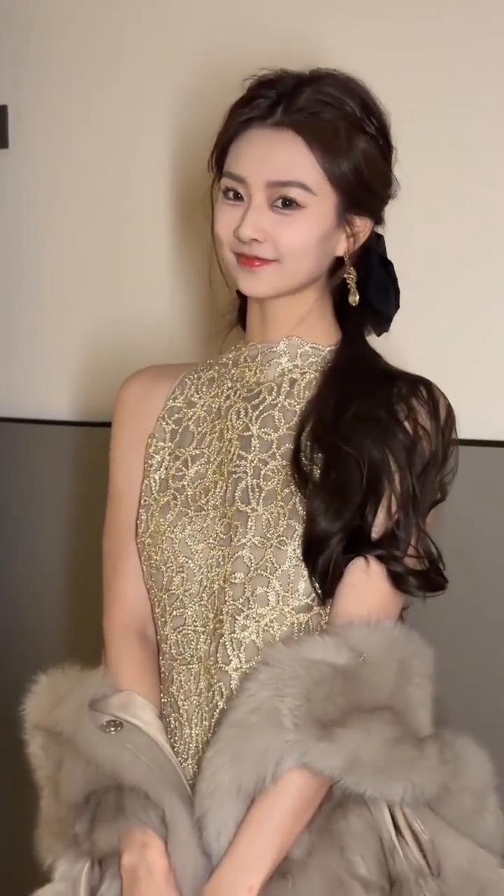 大年初五送您五个福，身体健康。
·第一福：家庭和睦。
·第二福：财源滚滚。
·第