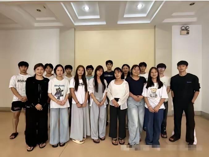 缅北果敢56名公费师范生毕业等待分配！

别人家娃娃毕业挤破头考编，这56个果敢