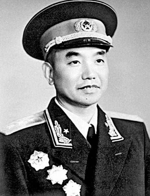 1931 年方石岭大捷，萧克见到一名俘虏脸色大变，急忙吩咐看守松绑，俘虏抬头与萧