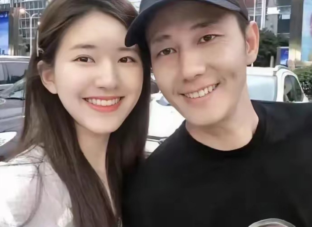 赵露思和爸爸的合照，爸爸也是个大帅哥啊，这看起来哪里像是父女，简直像是朋友，赵露
