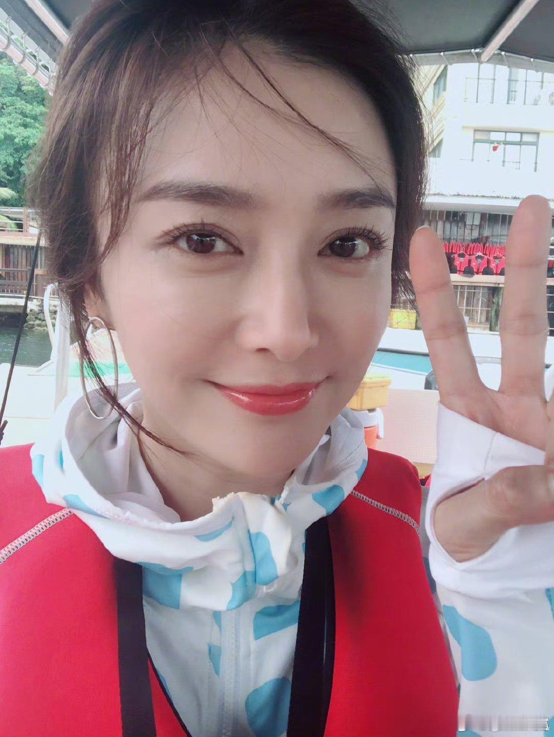 秦岚少榨点果汁嗓子早好了秦岚：我喝我的果汁，关嗓子什么事 