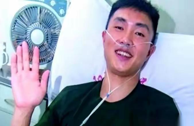 刀尖距离心脏，只有不到两厘米。2019年深夜的街头，退伍军人尹文杰胸前连中五刀，