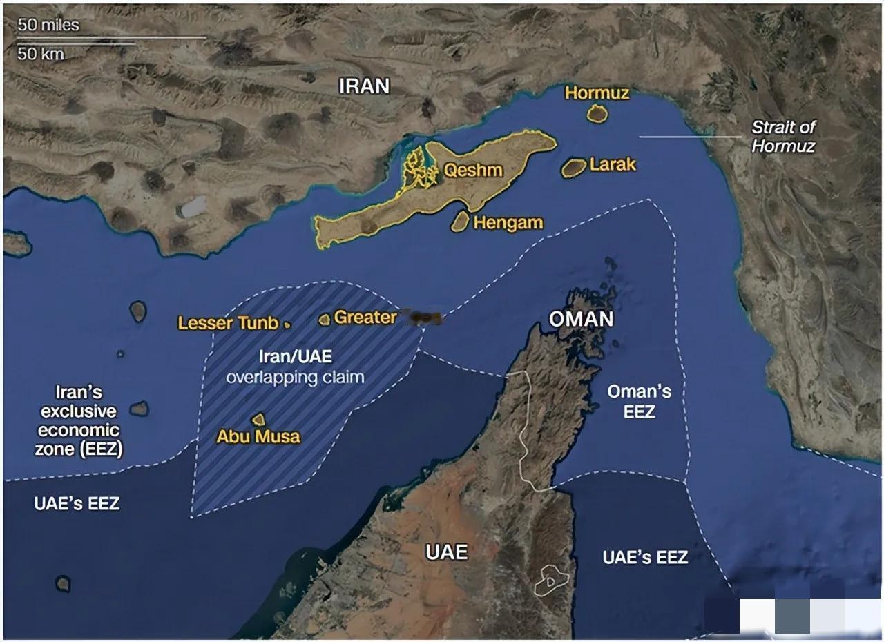 伊朗法尔斯通讯社报道，一艘受制裁的伊朗超级油轮今晨穿越霍尔木兹海峡，在定位设备开