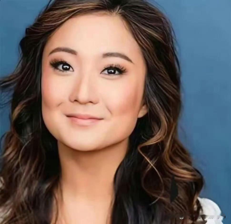 她是贾玲，不仔细看根本认不出来，原来胖嘟嘟的样子已经是遥远的事情了。可是我还是喜