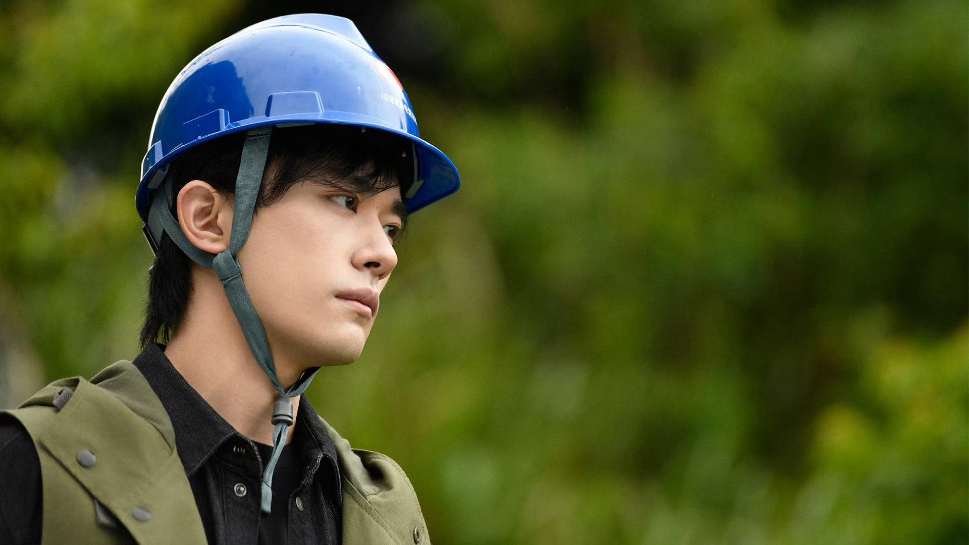 易烊千玺戴安全帽  易烊千玺致敬科技工作者科学精神 易烊千玺致敬科技工作者科学精