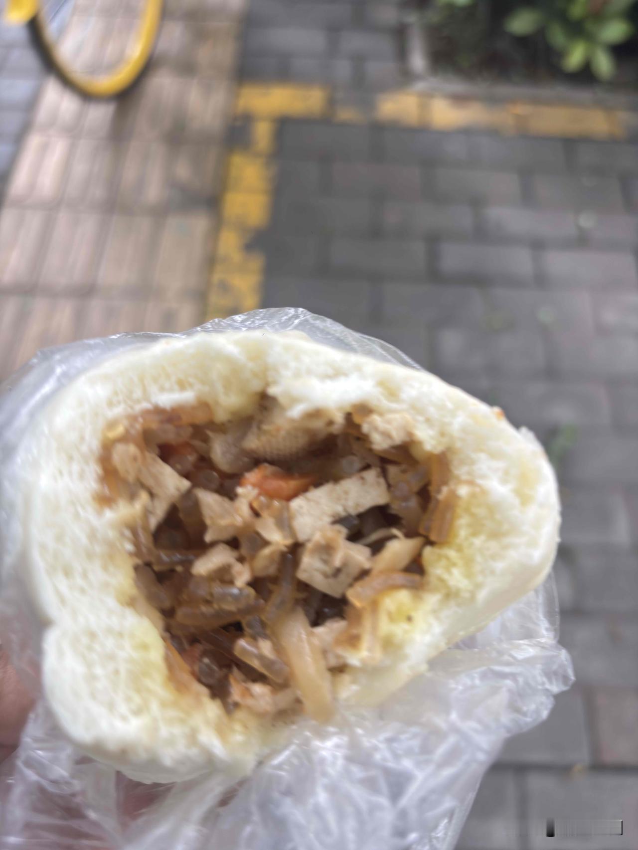 今天在西安吃的包子，豆腐包子和酸菜包子，不是时辰包子，这个味道感觉不如时辰包子好