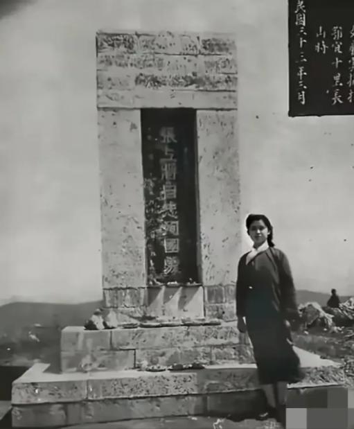 1943年，张自忠将军的女儿张廉云冒着生命危险来到了父亲殉国之处湖北宜城，站在石