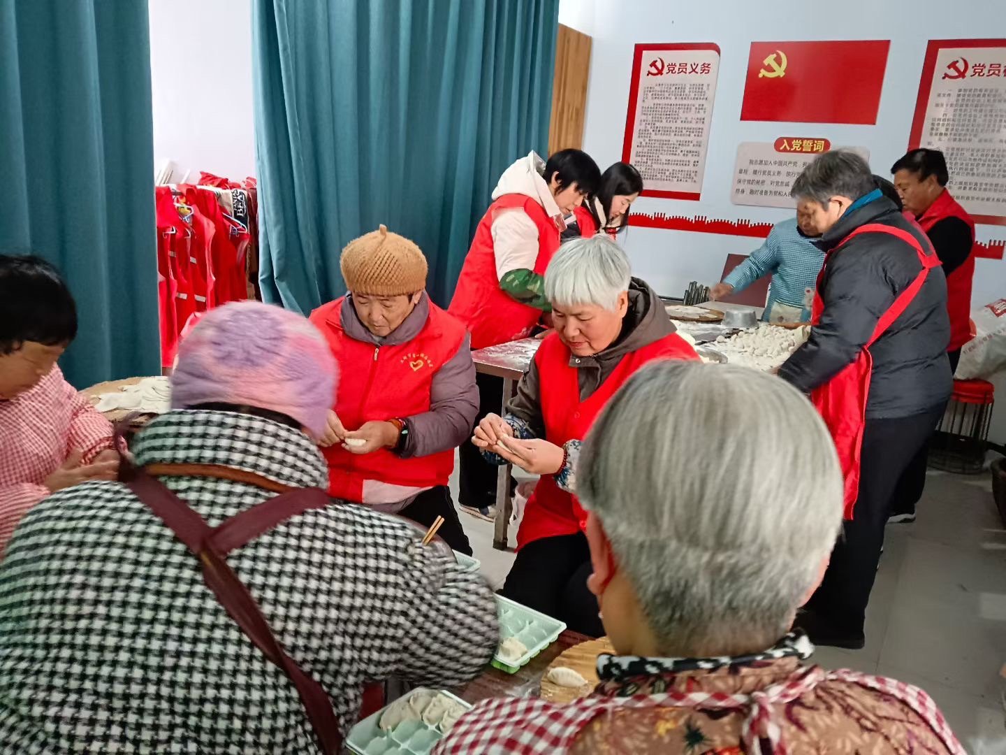 冬至冬至来临，卫辉爱心粥屋志愿者送温暖，热腾腾的爱心水饺送给环卫工人，致敬城市美