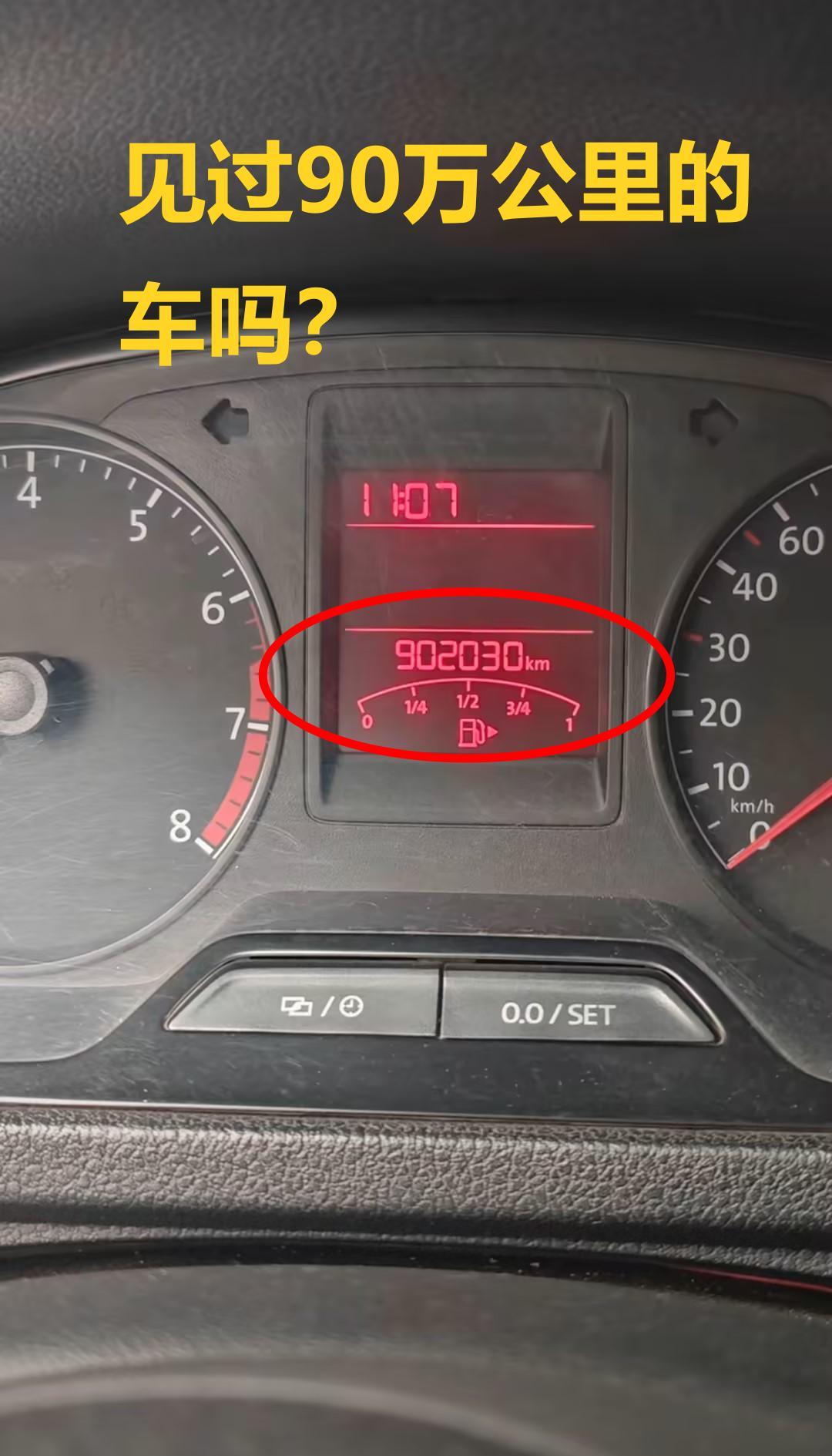 见过跑了90万公里的车吗？
到汽修店上架子检测底盘，碰巧遇到一辆大众捷达来做保养