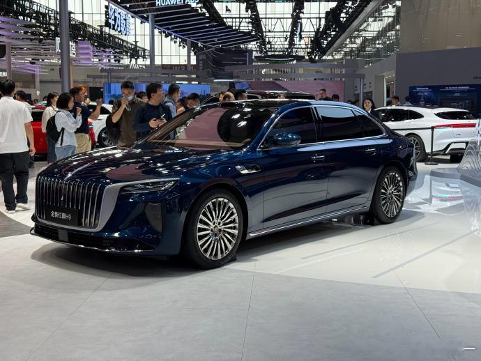 红旗H9真有国雅那个味啊，红旗还是正的很啊很多人关注。红旗H9