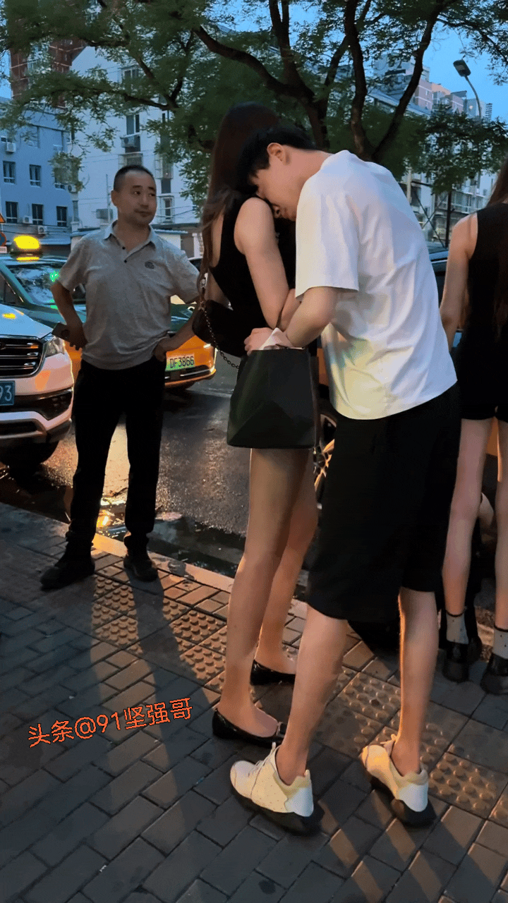 第一次见男的喝醉了倒在女生身上……