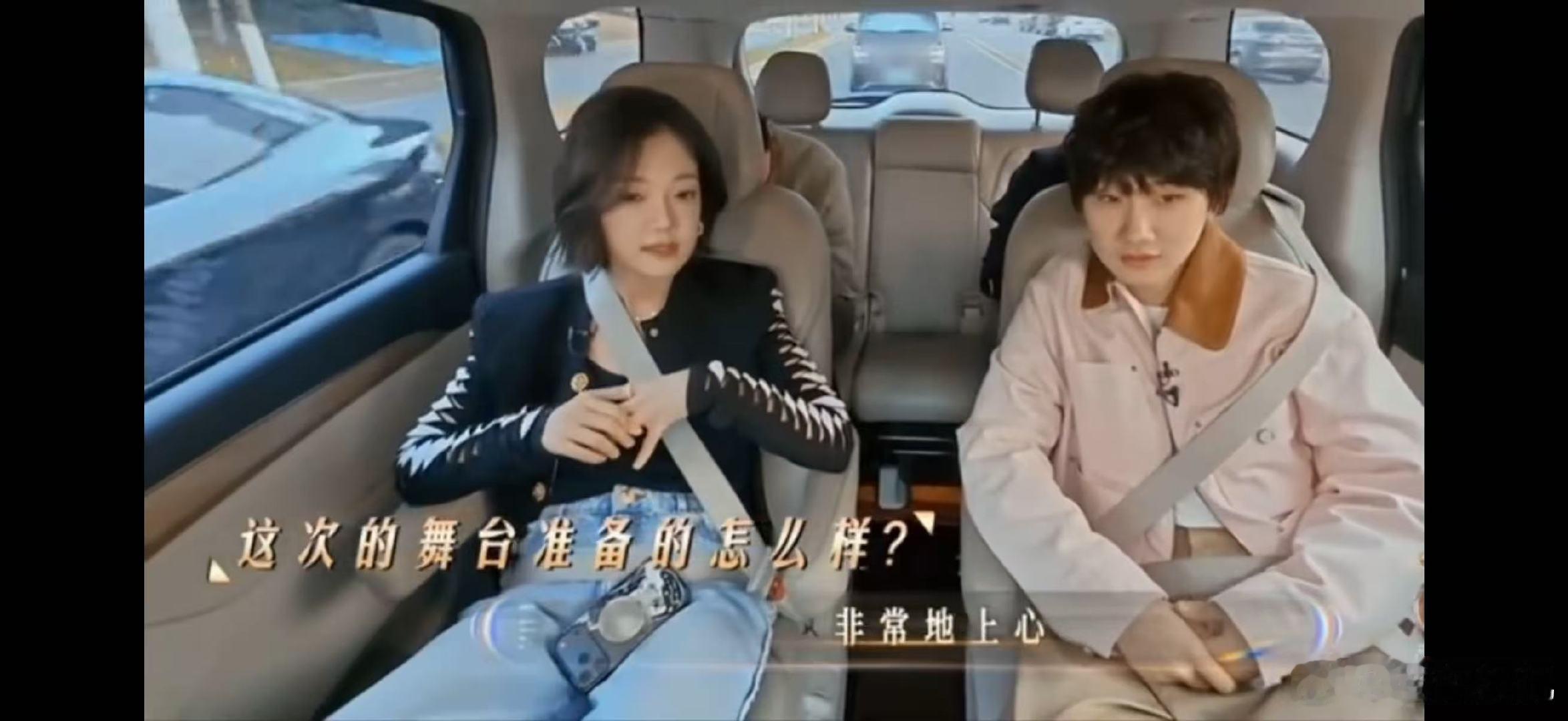 汪苏泷汪苏泷怎么把阿信头发戴上了声生不息谁懂啊！汪苏泷戴这假发，我总觉得下一秒要