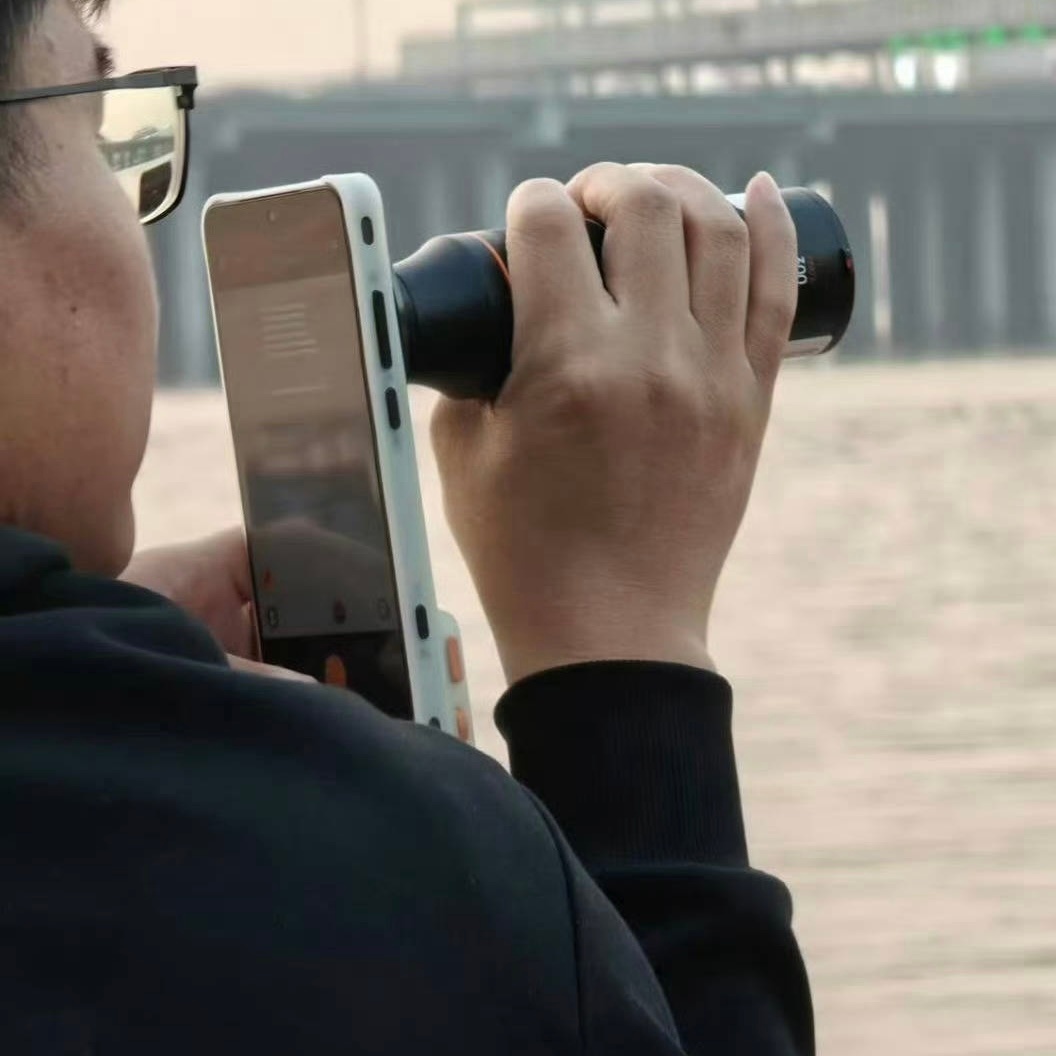 疑似OPPO Find X9 Ultra 真机照流出～硕大的外挂增距镜，尺寸明显