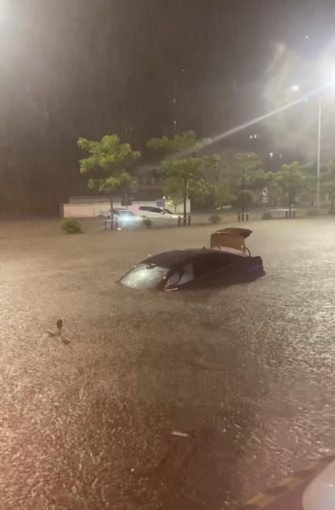 终于见识到“红色暴雨”的厉害，短短两三个小时把整个城市都淹了，这就是好心茂名，荔
