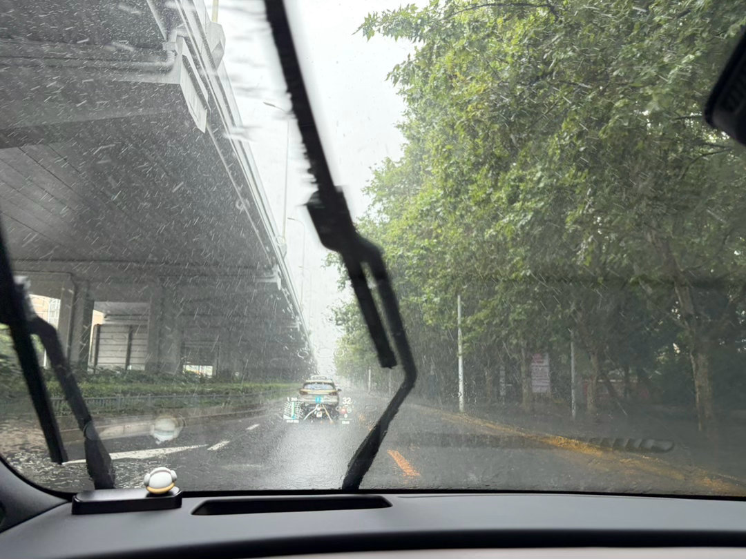 这大暴雨的，理想这电子后视镜效果真可以。后装价格2999真不贵，体验爽多了，我经