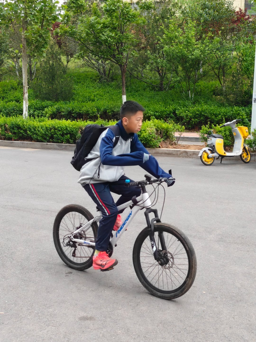 跟家门口小学生一个点出门