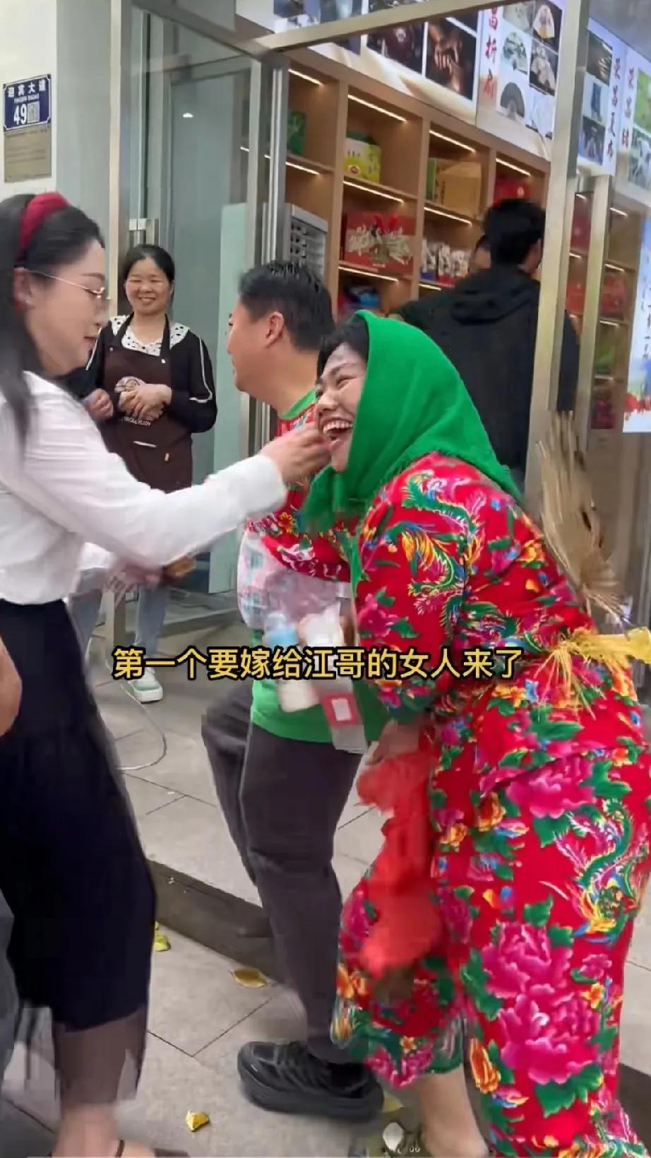 全网第一个要嫁给荣昌卤鹅哥的女人来了，却被无情劝离。
当这个女人挽着江哥的胳膊，