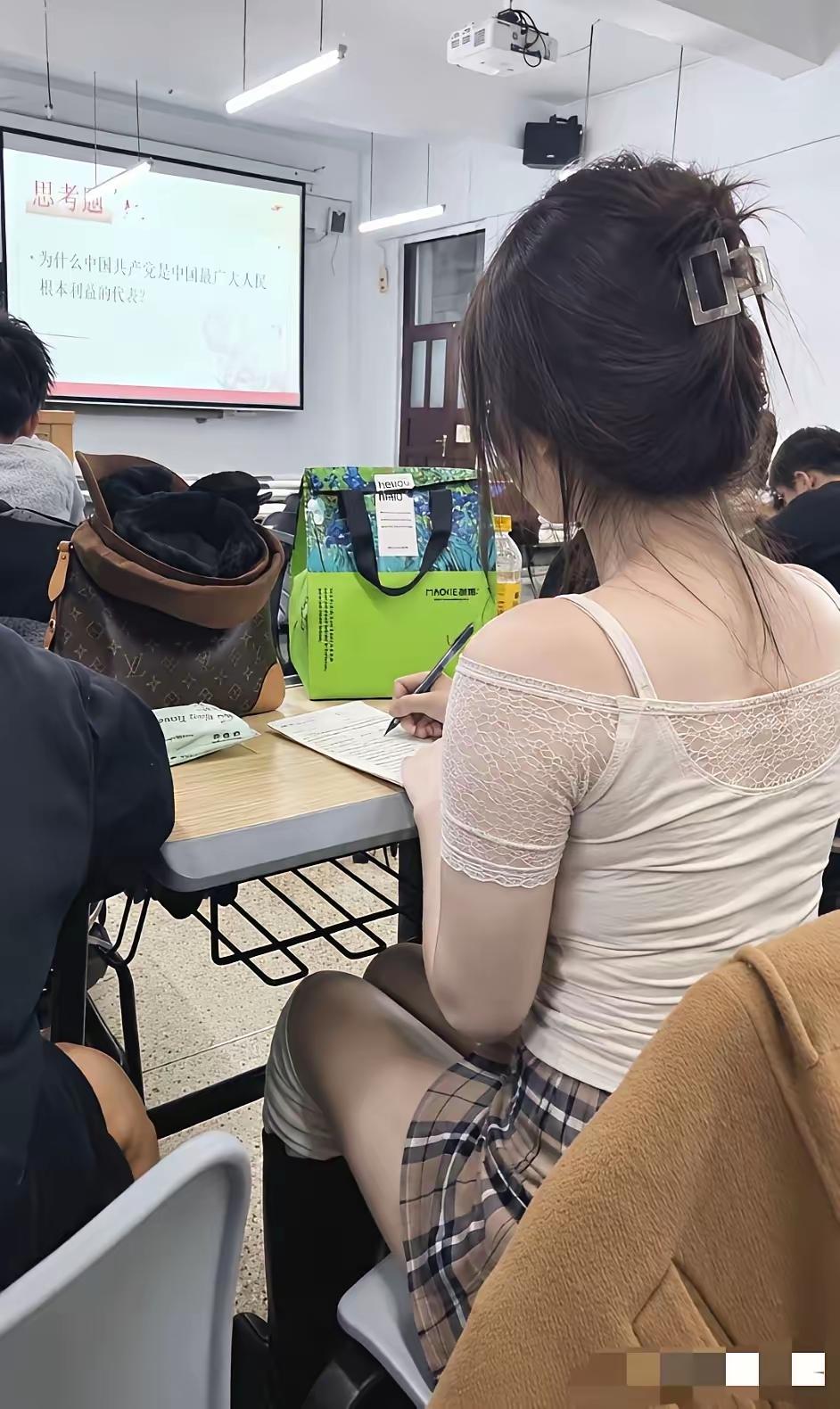 如果你的同班同学长这个样子，你会去追她吗？

也许会有很多人吐槽女生的穿着，但我
