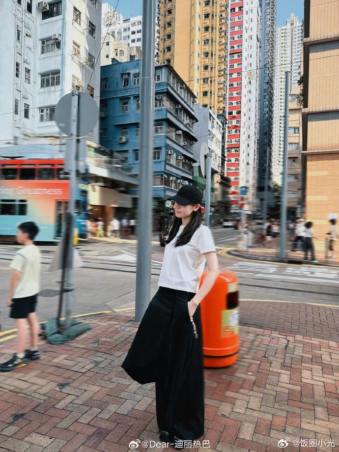 迪丽热巴给路人打了马赛克迪丽热巴给路人打码暖心小举动圈粉无数，迪丽热巴时刻留意路