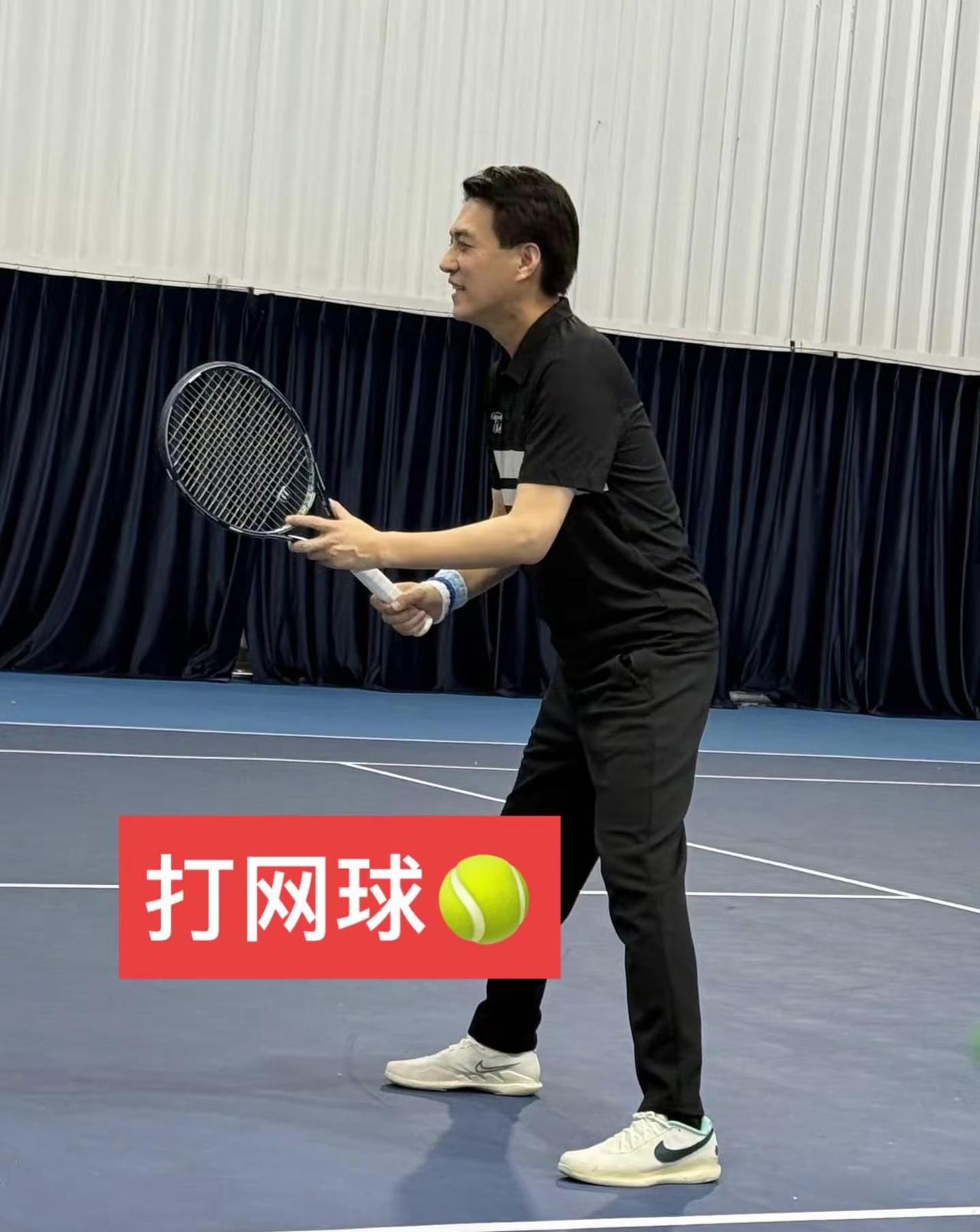 打网球🎾明星靳东