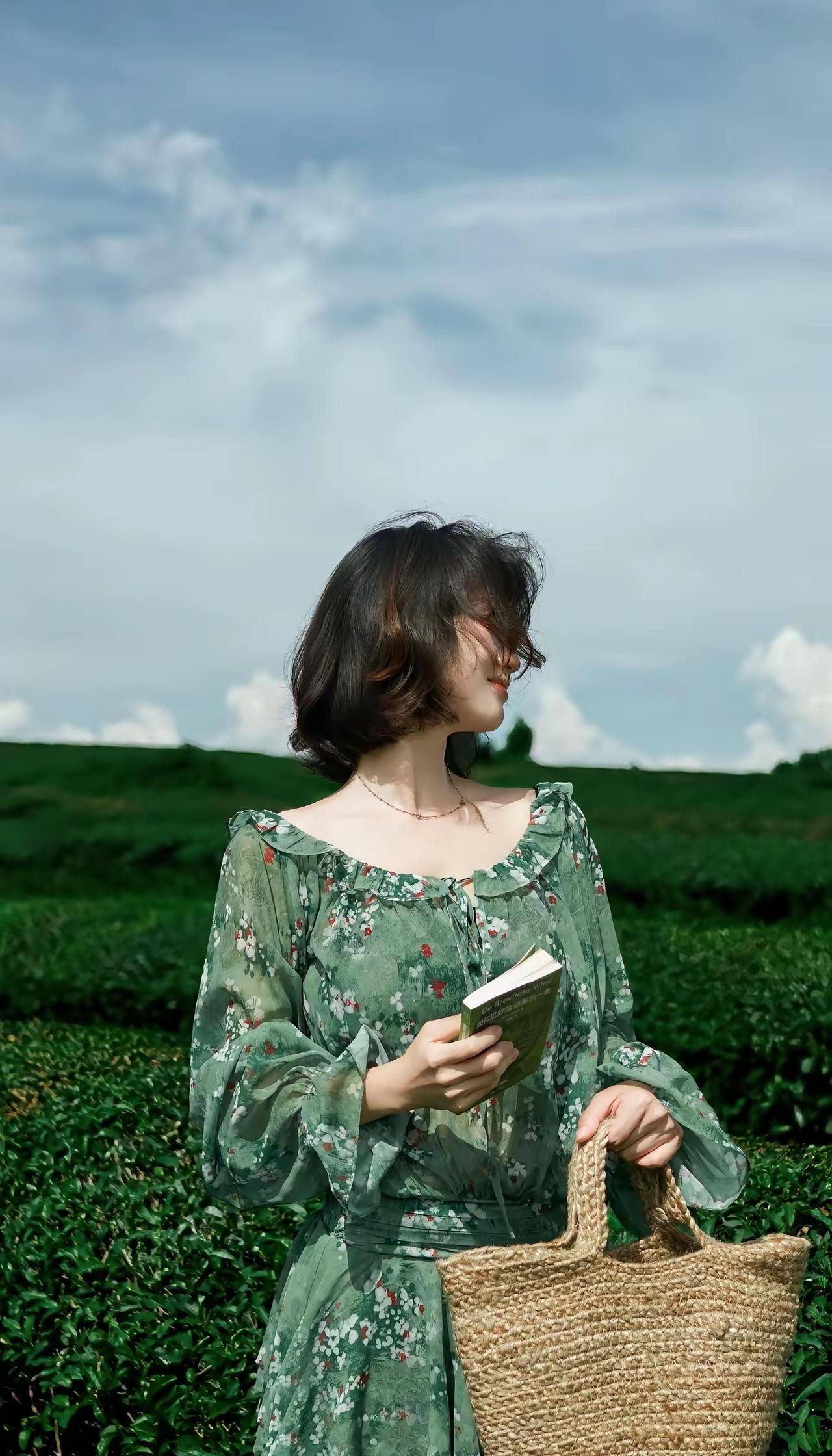 什么样子的女人才是最美的知性美才是真的美。气质高雅，端庄靓丽，，腹有诗书气自华女