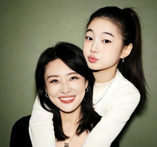 周涛和女儿香香罕见同框，基因的力量太惊人了！