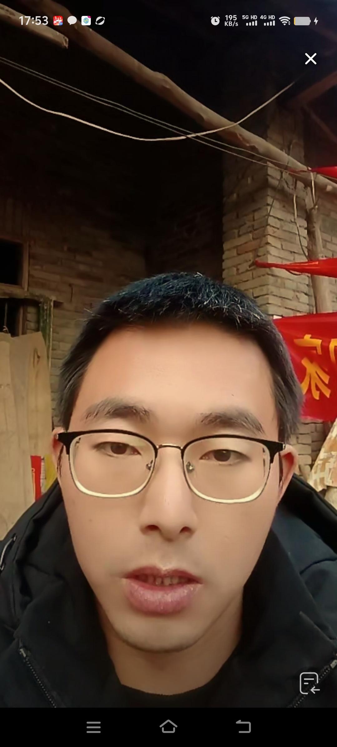 胡龙肩负着养家的责任，他还有已成家的弟弟妹妹。一看胡龙就是个善良的孩子，34岁了