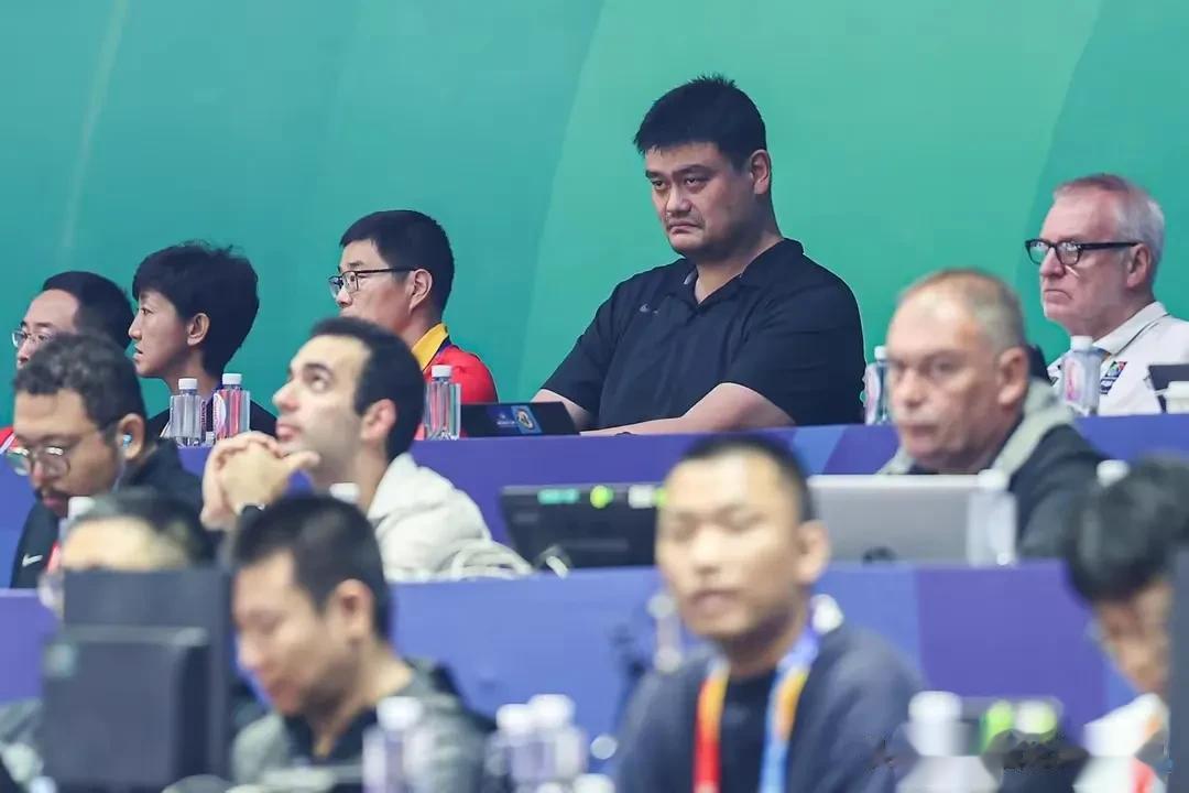 中国男篮2连败……姚明表示很无奈啊[泪奔]
为什么全世界篮球都在进步，我们却一败