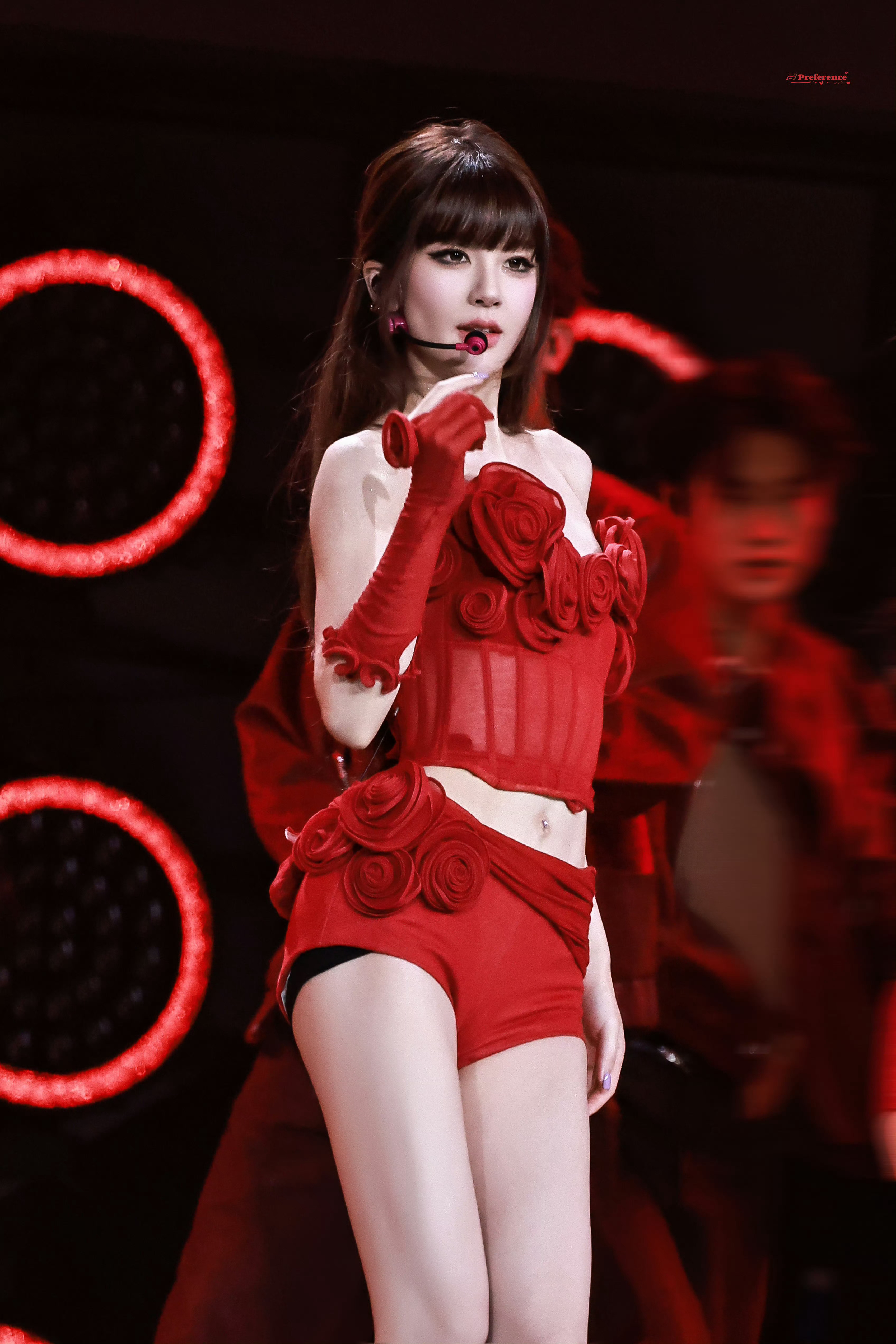 赵露思澳门演唱会红裙 