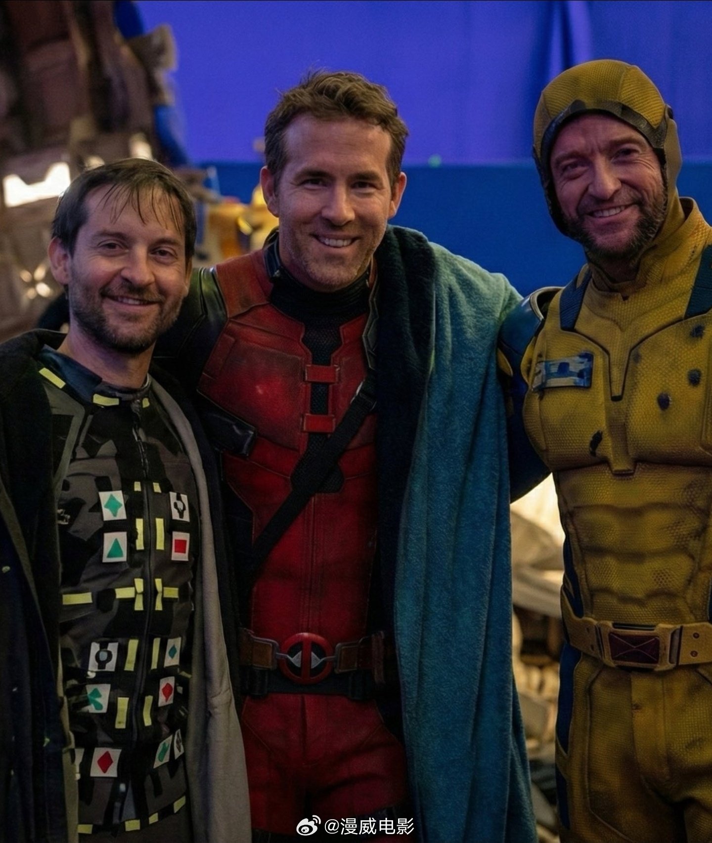 很多人说托比虫、金刚狼和死侍在《复联5》的这张幕后照是AI的。不排除是用原图喂了
