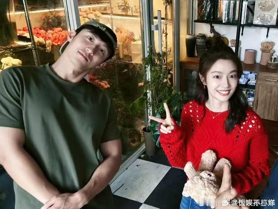 黄景瑜徐若晗现偶cp感 警察和研究员的设定本身就很有张力，再加上两人的适配度，磕