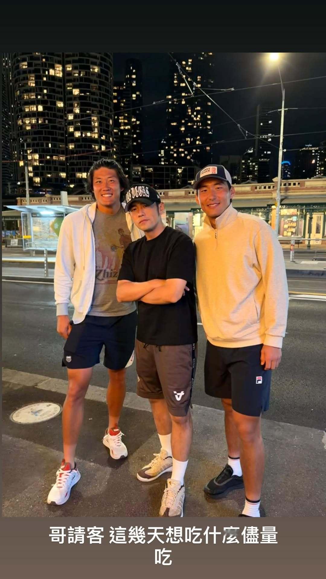 杰伦：生活除了网球 有其他值得庆祝的事喔 哥请客 这几天想吃什么尽量吃张之臻布云