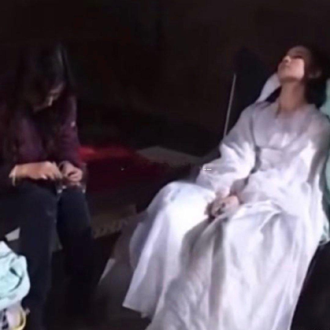 原来刘亦菲演小龙女时戴的手套不是一次性的，是她妈妈一针一线给她缝出来的 