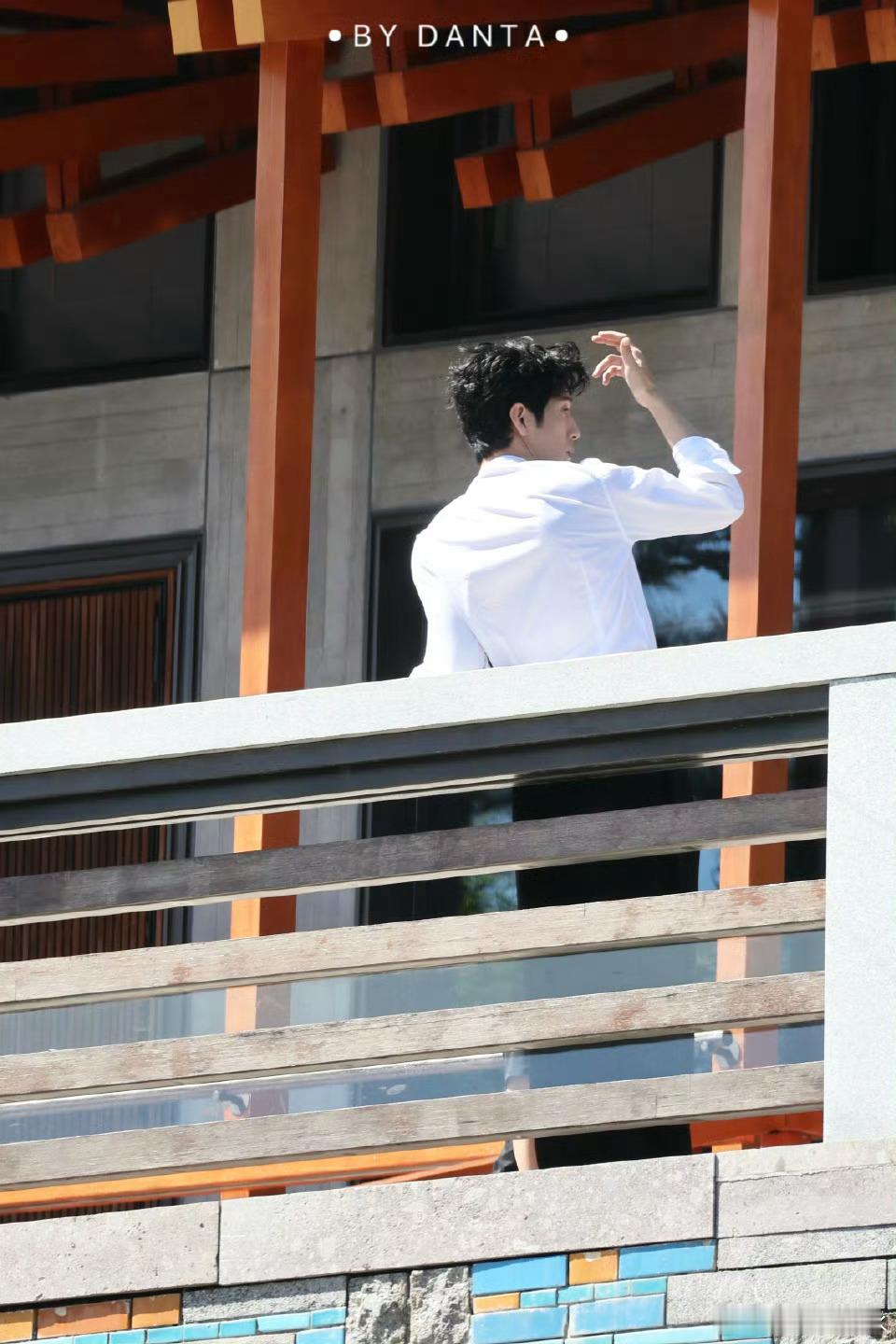 白衬衣是井柏然的疯批战袍吧井柏然演的江寒声也太有腔调了，白衬衣一穿慵懒又带疯劲，