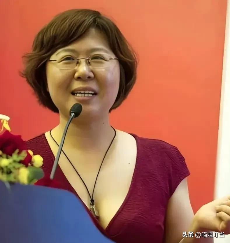管笑笑的路径，你说她靠爹吧，她的每一步都经得起查，但却是普通家庭根本摸不着门道的