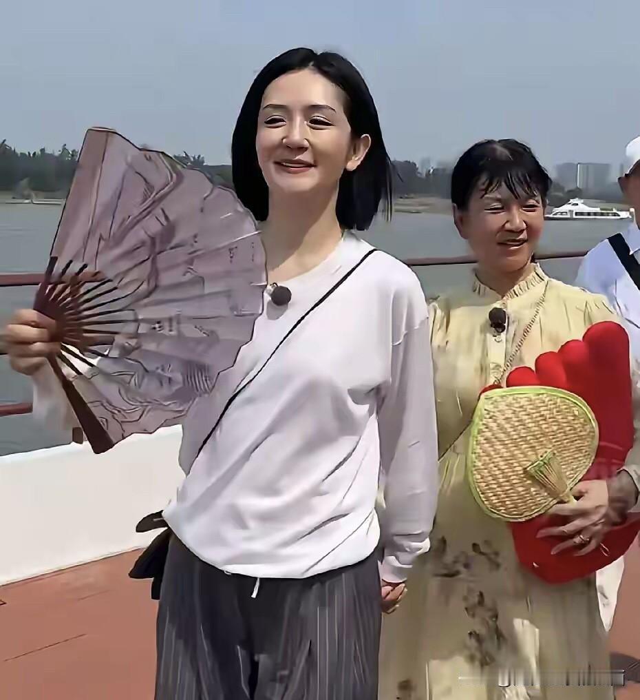 谢娜有空就领着妈妈到处去游玩，真是令人羡慕。俩母女长得实在太像了，就像是一个模子