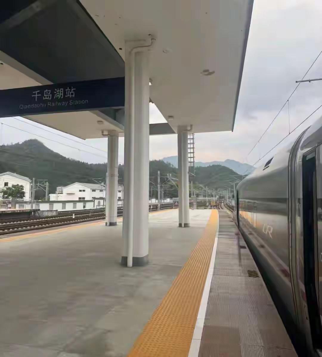 女子高铁站换乘被误导下错车，苦等3小时！12306：误下车别出站，可免费送到目的
